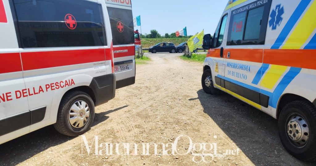 Due ambulanze, Croce rossa e Misericordia, sul luogo del tamponamento fra tre auto