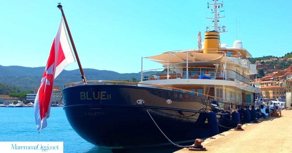 Blue II panfilo attraccato a Porto Santo Stefano