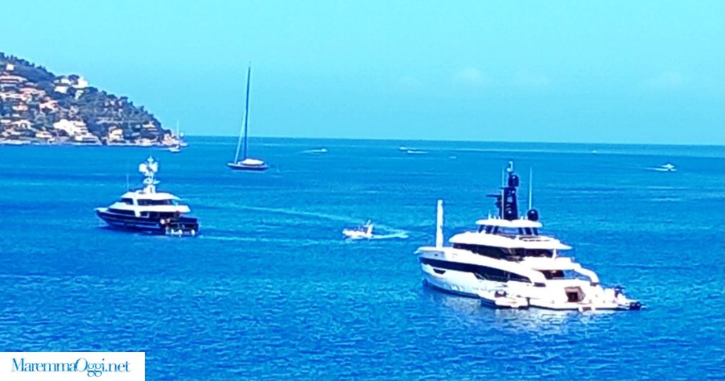 mega yacht a porto santo stefano oggi