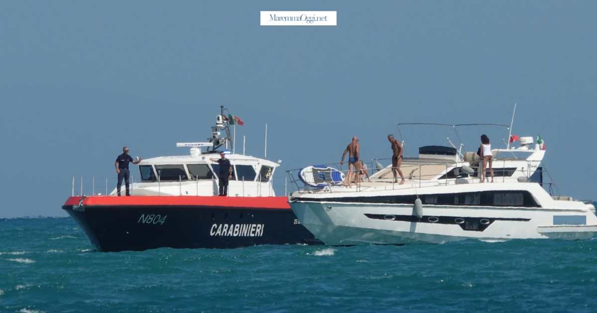 I carabinieri controllano una barca a Giannnutri