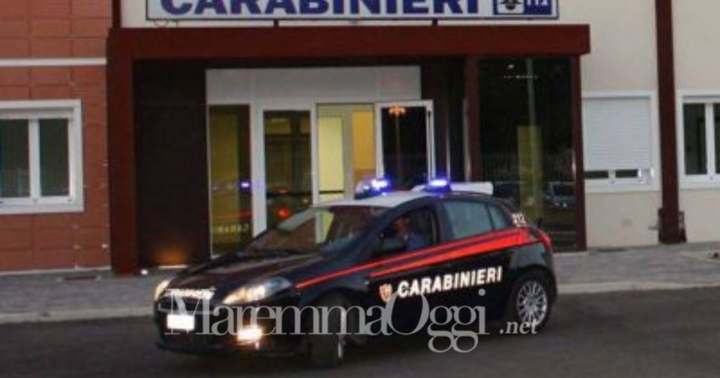 Minacciano il titolare, denunciati: la caserma dei carabinieri di Follonica