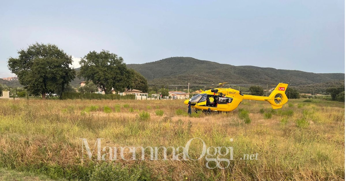 L'elicottero Pegaso nel campo accanto alla provinciale 60 a Scarlino