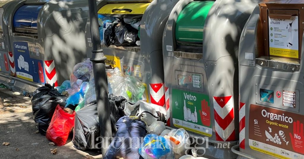 I rifiuti fuori dai cassonetti in via Sauro, a Grosseto