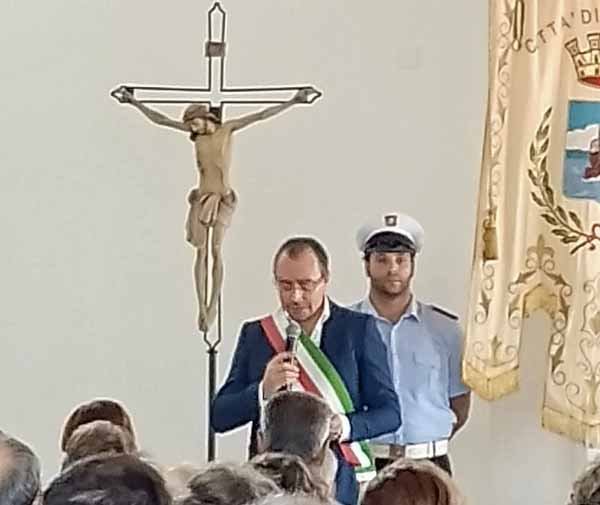L'intervento del sindaco Andrea Benini ai funerali di Simone Turini