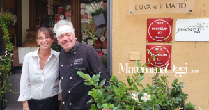 Moreno Cardone e Samantha Raspollini sulla porta del ristorante L'Uva e il malto