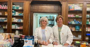 Elena e Federica Cuccia nella farmacia di via Roma, a Roccastrada