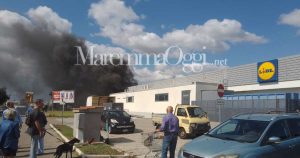 Il fumo dietro al supermercato della Lidl per l'incendio