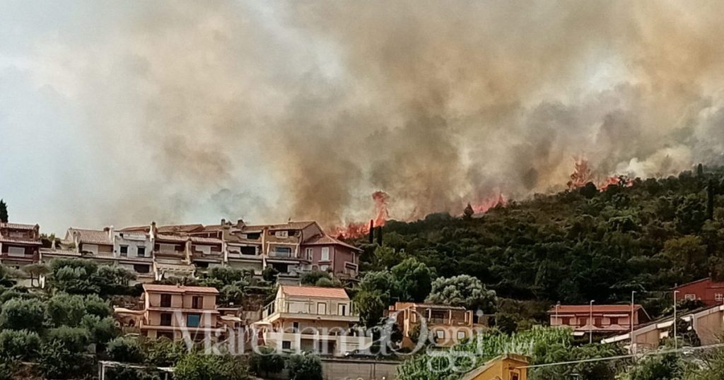 Le fiamme vicino alle case a Porto Santo Stefano