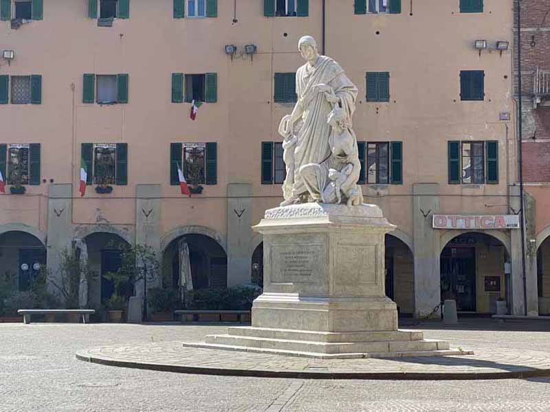 La statua di Canapone in piazza Dante
