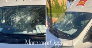 Il parabrezza del furgone colpito da Spaccalunotti in via Umberto Giordano