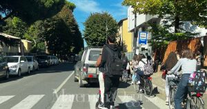 Rubano bici e monopattini: studenti all'uscita delle scuole in via Dei Barberi