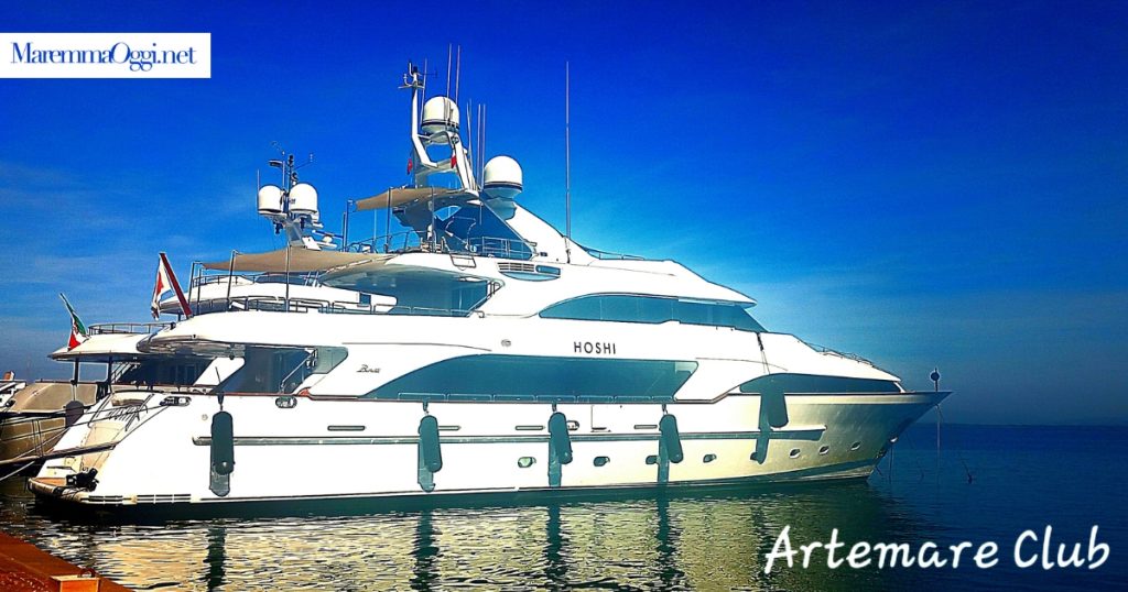 Yacht Hoshi la Stella attraccato a Porto Santo Stefano