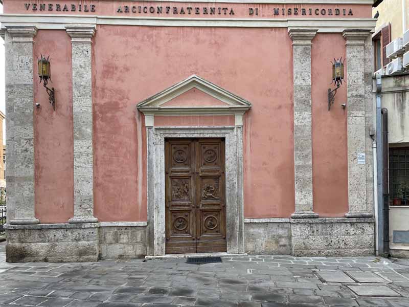 Il portone della chiesa della Misericordia, in piazza Martiri d'Istia