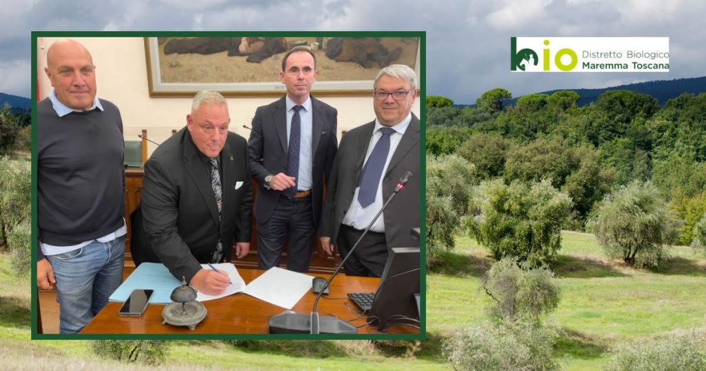 Il sindaco firma l'accordo con Banca Tema: sa sinistra Michele Angeli, Vivarelli Colonna, Fabio Becherini e Maurizio Sonno di Banca Tema