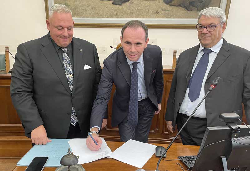 Fabio Becherini firma l'accordo con il Distretto Biologico