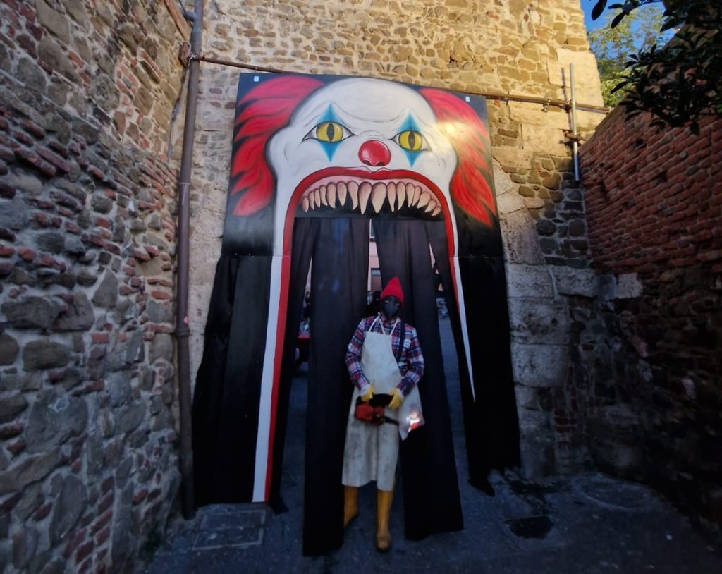 L'ingresso di Halloween nel borgo