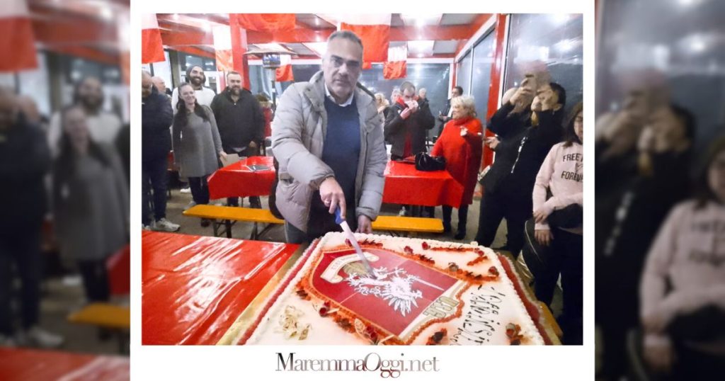 Compleanno Grosseto, Gianni Lamioni taglia la torta