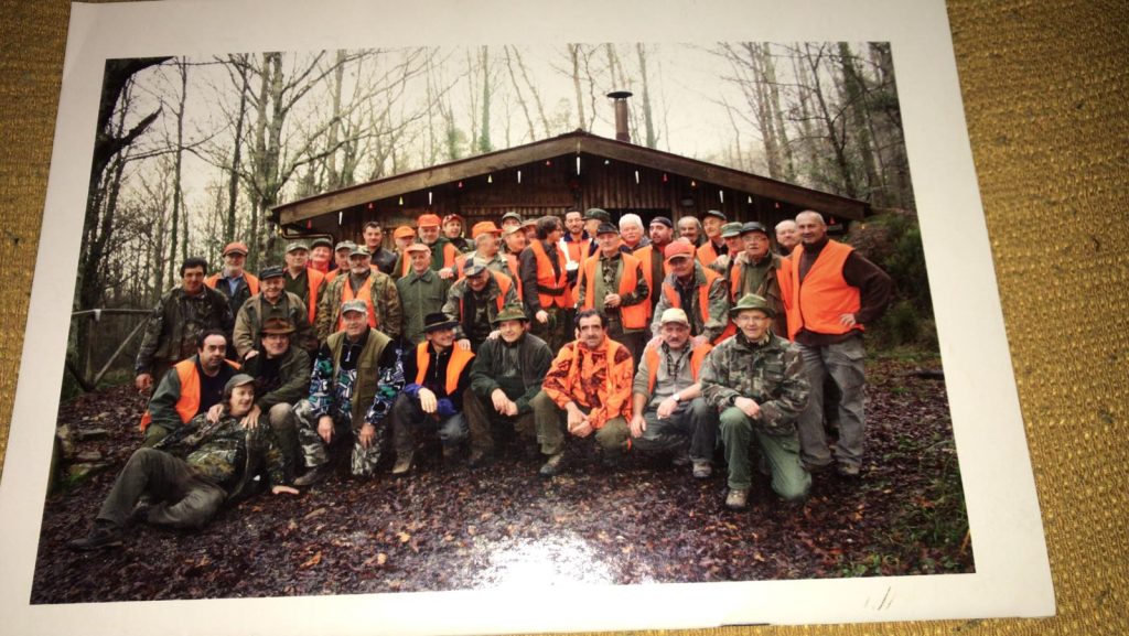 Una foto dei cacciatori davanti alla capanna