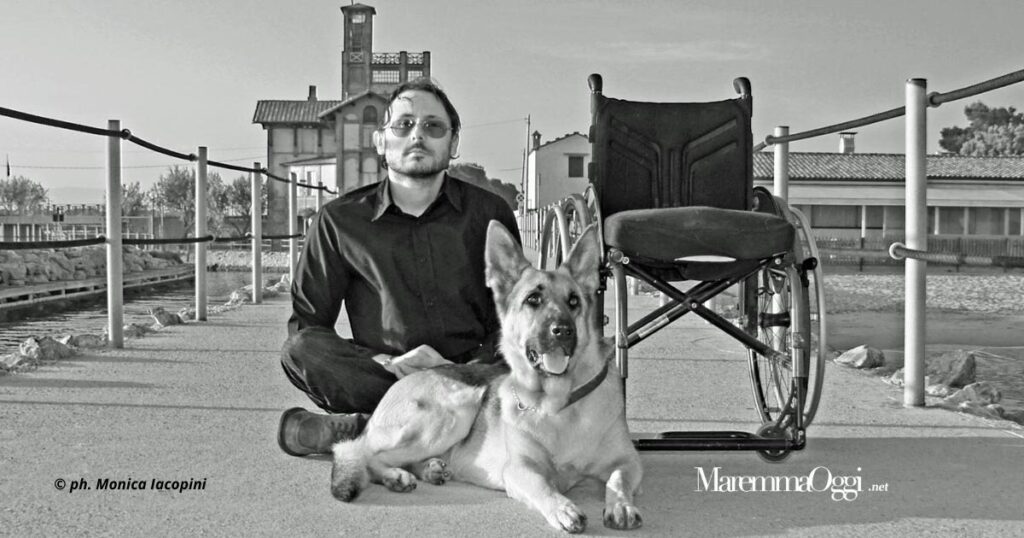 Nella foto di Monica Iacopini Massimo Masini con il fedele cane Zaira