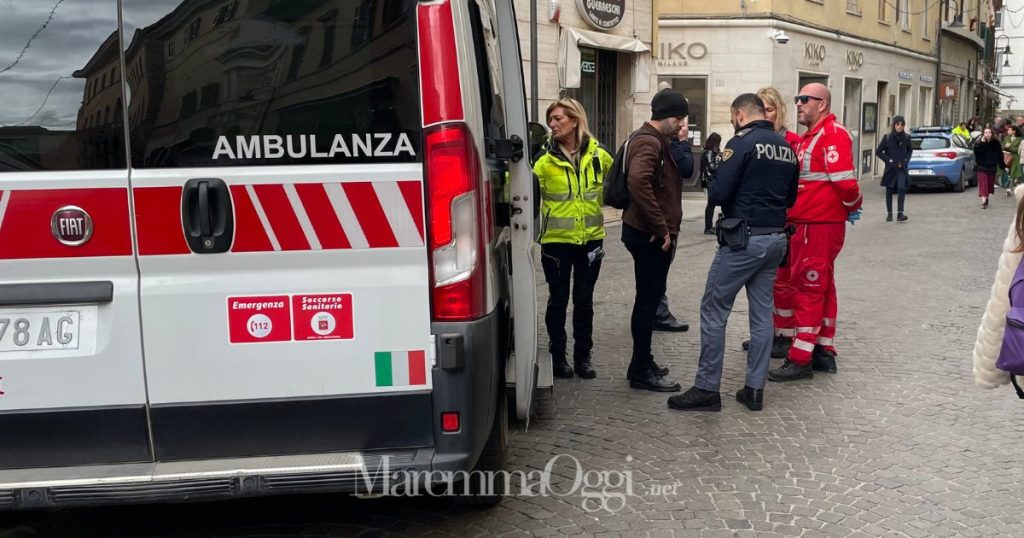 La polizia e la Croce rossa in corso Carducci dopo l'arresto del musicista