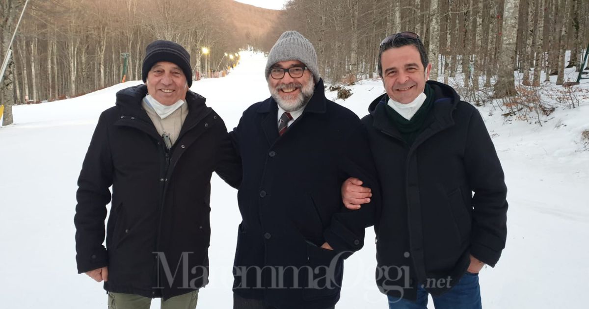 Sulla neve dell'Amiata tre sindaci: Fabrizio Tondi  (Abbadia), Daniele Rossi (Seggiano) e Michele Bartalini (Castel del Piano)