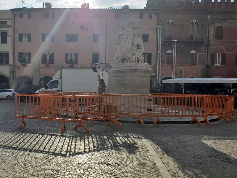 Le transenne attorno alla statua di Canapone in piazza Dante