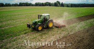 Agricoltori nei guai, un trattore al lavoro in Maremma