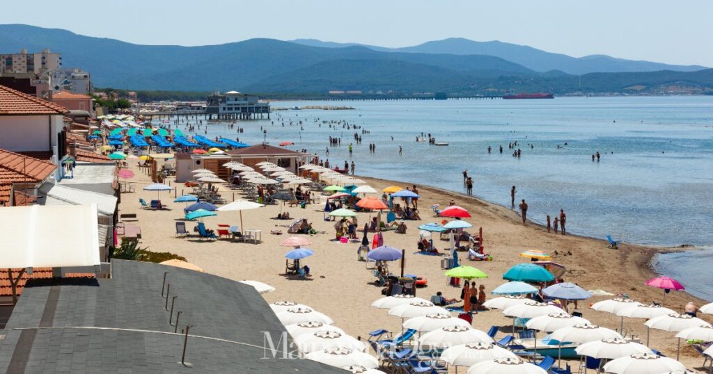 La spiaggia di Follonica: il Comune proroga le concessioni al 2024 e le mette a gara dal 2025