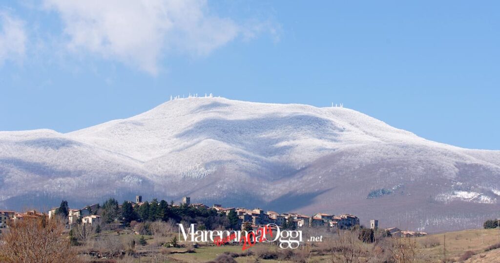 Una splendida foto del monte Amiata innevato visto da Abbadia San Salvatore