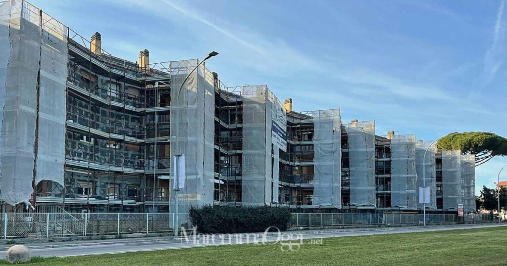 Un palazzo con il cantiere ancora aperto con il superbonus, in via Aurelia Sud. Quello che i grossetani chiamano "palazzo sega"