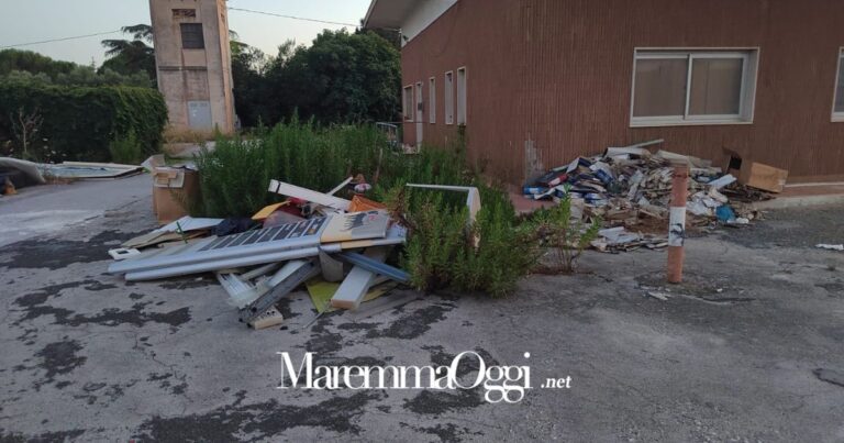 La palazzina dell'Enel abbandonata alle porte di Grosseto