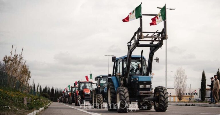 Un momento della protesta degli agricoltori al Maremà (foto @AndreaFabbreschi)
