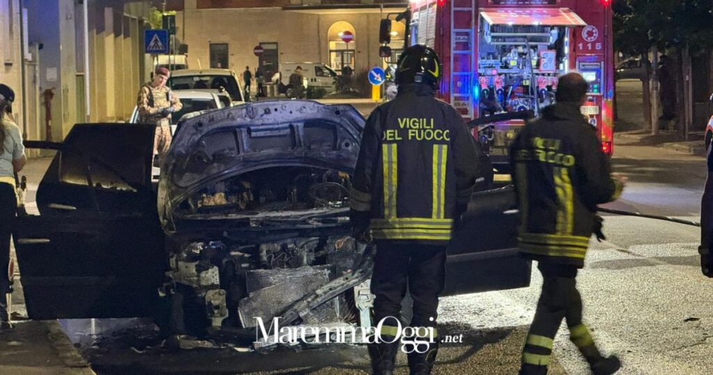 L'auto distrutta dalle fiamme in via Trieste e l'intervento dei vigili del fuoco @maremmaoggi