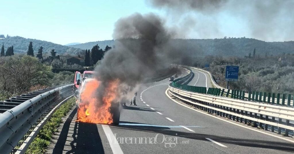Il furgone brucia sulla Senese, all'altezza di Batignano
