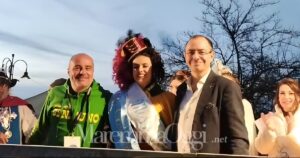 La reginetta Chiara Pinzaferri con la fascia, insieme al sindaco Andrea Benini e al presidente di Senzuno, Luciano La Ganga