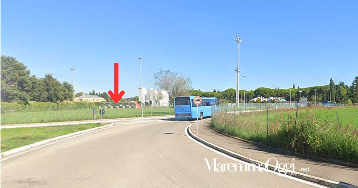 Un autobus entra alla Cittadella, la freccia indica la zona della nuova bretella