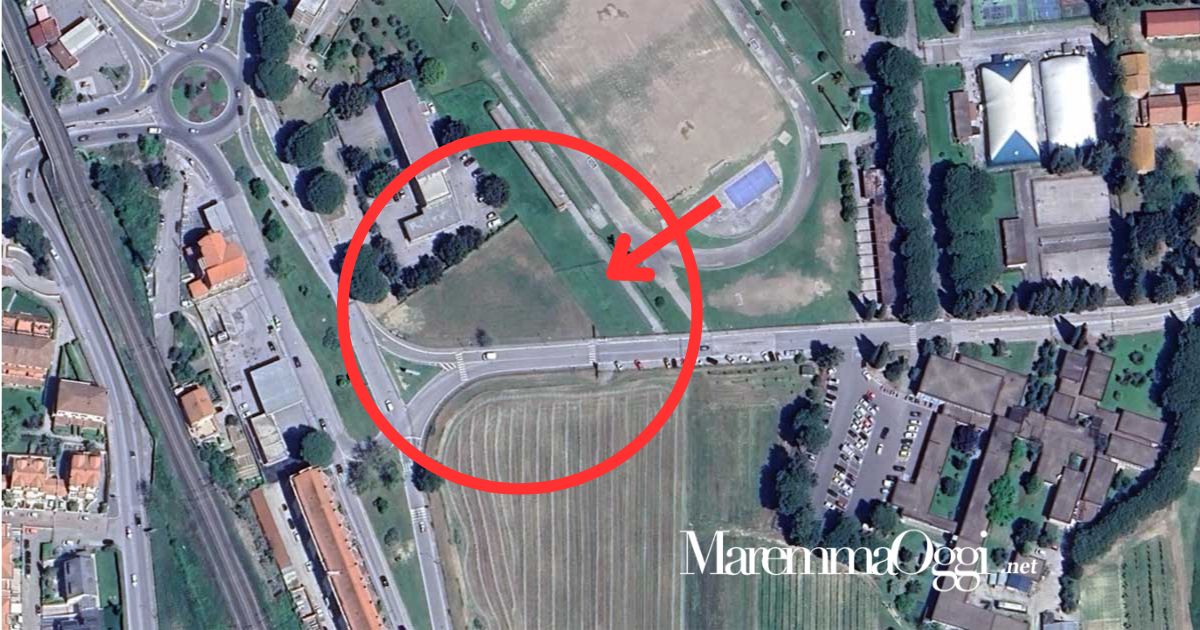 L'area dove sarà realizzata la bretella. La freccia indica il punto dove si faranno scendere i ragazzi