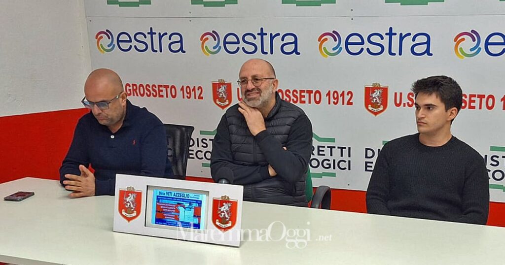 Roberto Malotti, nuovo tecnico del Grosseto, fra Filippo Vetrini e Francesco Lamioni