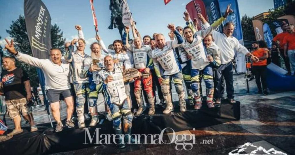 I membri della Maremmadakar festeggiano dopo una gara