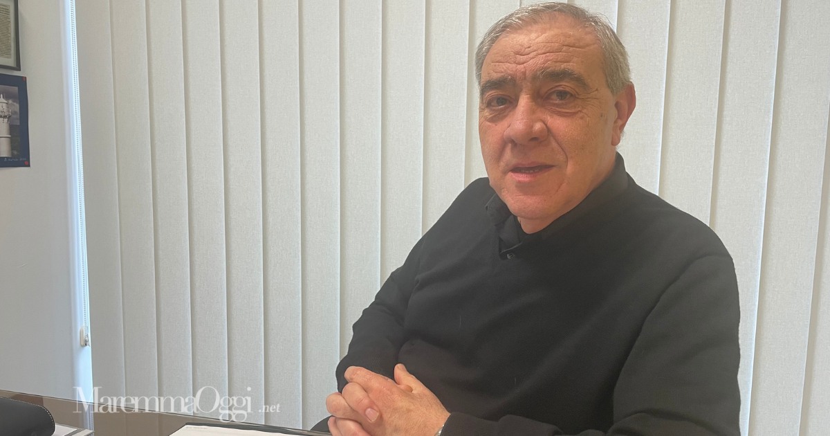 Don Enzo Capitani, direttore della Caritas, nel suo ufficio all'Altra Città