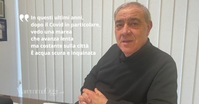 Don Enzo Capitani, direttore della Caritas, nel suo ufficio all'Altra Città