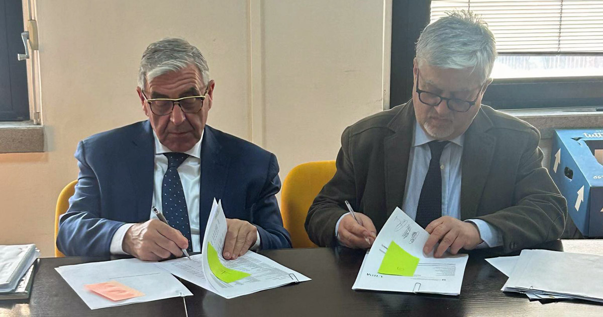 La firma dell'accordo fra Fabrizio Tistarelli e Gianpiero Calzolari