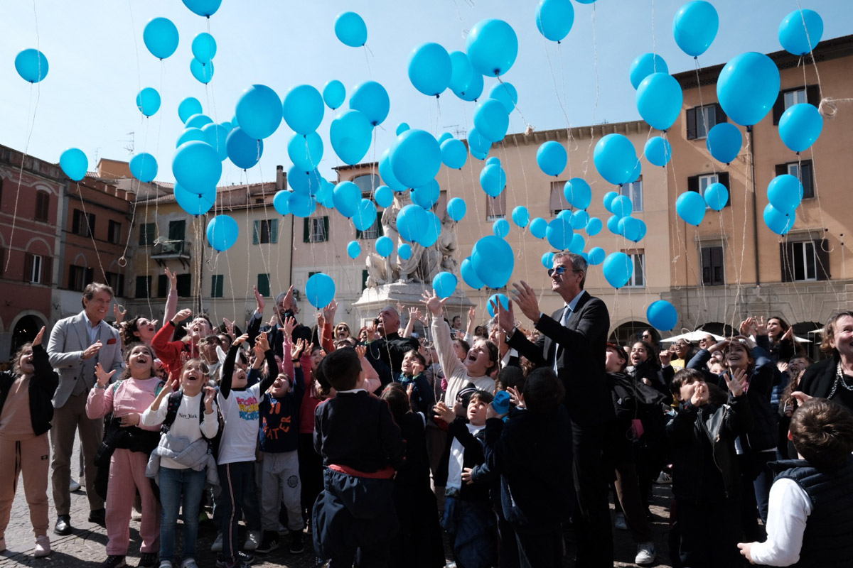 Il lancio dei palloncini biodegradabili