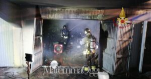 I vigili del fuoco spengono l'incendio nel garage a Scarlino