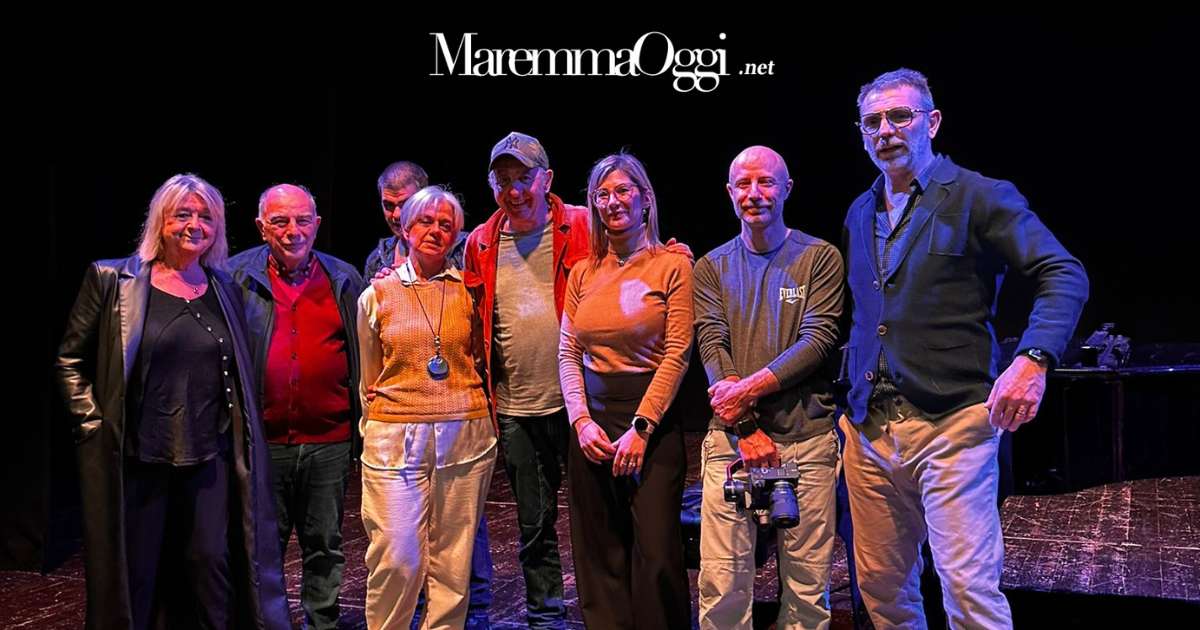 Erminio Sinni con lo staff della Fondazione Il Sole sul palco degli Industri