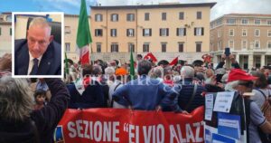 La protesta dell'anno scorso in piazza Dante dell'Anpi Palazzoli per il 25 aprile e il sindaco Antonfrancesco Vivarelli Colonna