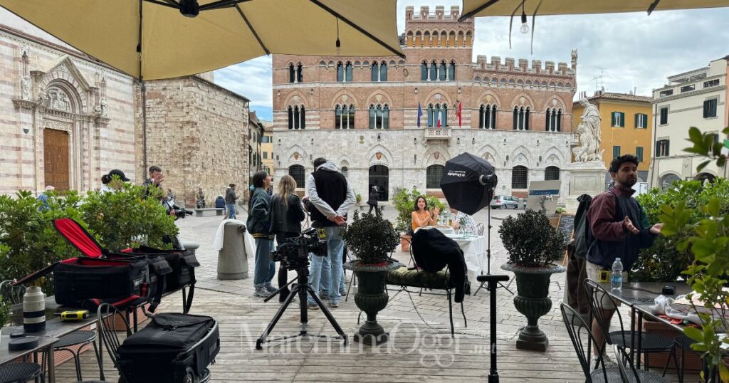 Le riprese per i clienti olandesi in piazza Dante, a Grosseto