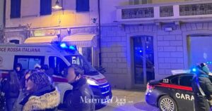 Reagisce agli agenti e dà testate in terra: ambulanza e carabinieri in piazza del Sale