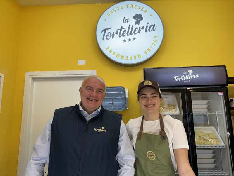 Roberto Delli con la figlia Isabella dietro al bancone della pasta fresca alla Tortelleria Maremmana