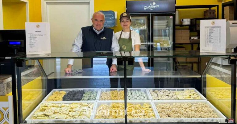 Roberto Delli con la figlia Isabella dietro al bancone della pasta fresca nella nuova Tortelleria Maremmana in piazza De Maria, a Grosseto